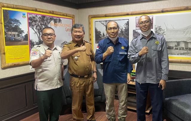 Bupati Garut, Rudy Gunawan menerima kunjungan dari Pusat Vulkanologi dan Mitigasi Bencana Geologi, Badan Geologi, Kementerian Energi Dan Sumber Daya Mineral Republik Indonesia terkait gempa bumi di Kabupaten Garut yang dilaksanakan di Kantor Bupati Garut, Jalan Pembangunan, Kecamatan Tarogong Kidul, Kabupaten Garut, Senin (5/12/2022).