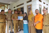 Wakil Bupati Garut, dr. Helmi Budiman, menyerahkan bantuan kepada Rohimah di kediamannya di Kampung Cinangor, Desa Pangeureunan, Kecamatan Limbangan, Kabupaten Garut, Selasa (6/12/2022).