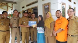 Wakil Bupati Garut, dr. Helmi Budiman, menyerahkan bantuan kepada Rohimah di kediamannya di Kampung Cinangor, Desa Pangeureunan, Kecamatan Limbangan, Kabupaten Garut, Selasa (6/12/2022).