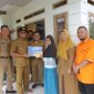 Wakil Bupati Garut, dr. Helmi Budiman, menyerahkan bantuan kepada Rohimah di kediamannya di Kampung Cinangor, Desa Pangeureunan, Kecamatan Limbangan, Kabupaten Garut, Selasa (6/12/2022).