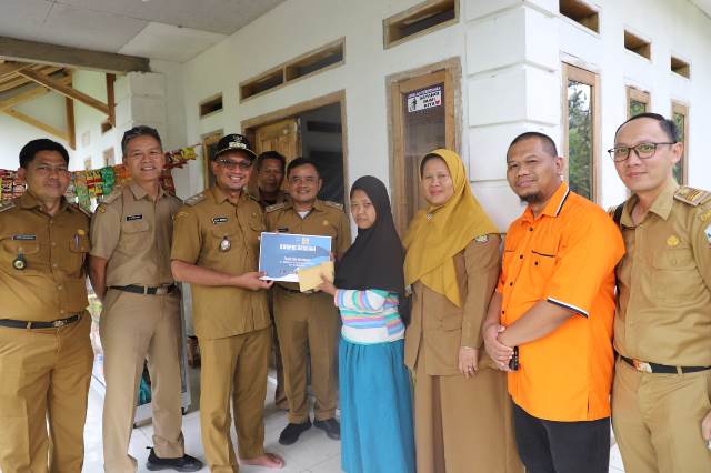 Wakil Bupati Garut, dr. Helmi Budiman, menyerahkan bantuan kepada Rohimah di kediamannya di Kampung Cinangor, Desa Pangeureunan, Kecamatan Limbangan, Kabupaten Garut, Selasa (6/12/2022).