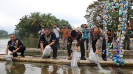 Wakil Bupati Garut, dr. Helmi Budiman, melepas benih ikan dalam rangkaian acara Gemarikan tingkat Kabupaten Garut Tahun 2022 yang dilaksanakan di Situ Cangkuang, Kecamatan Leles, Kabupaten Garut, Kamis (8/12/2022)