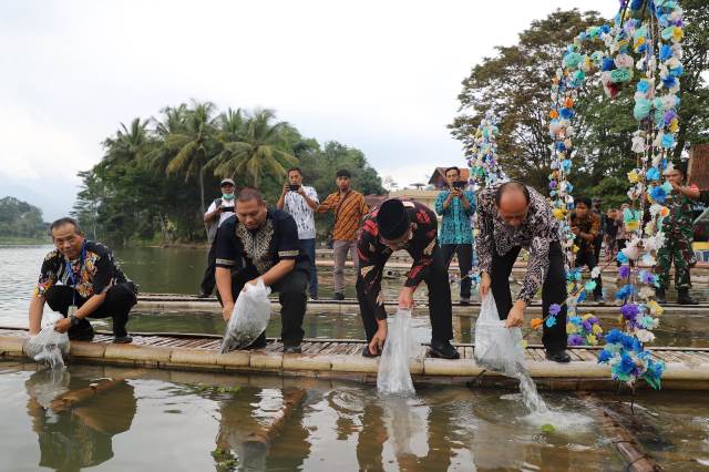 Wakil Bupati Garut, dr. Helmi Budiman, melepas benih ikan dalam rangkaian acara Gemarikan tingkat Kabupaten Garut Tahun 2022 yang dilaksanakan di Situ Cangkuang, Kecamatan Leles, Kabupaten Garut, Kamis (8/12/2022)