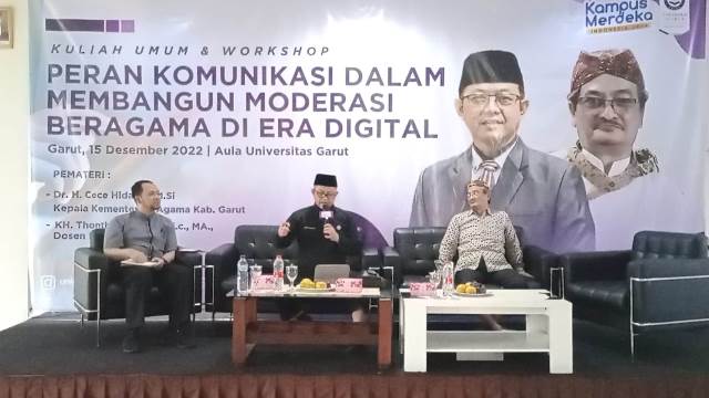 Kepala Kantor Kementerian Agama Kabupaten Garut Dr H Cece Hidayat MSi saat mengisi materi Kuliah Umum dan Workshop  di Aula Universitas Garut, Jalan Raya Samarang (Hampor) No.52A, Kelurahan Mekarwangi, Kecamatan Tarogong Kaler,(15/12/2022).
