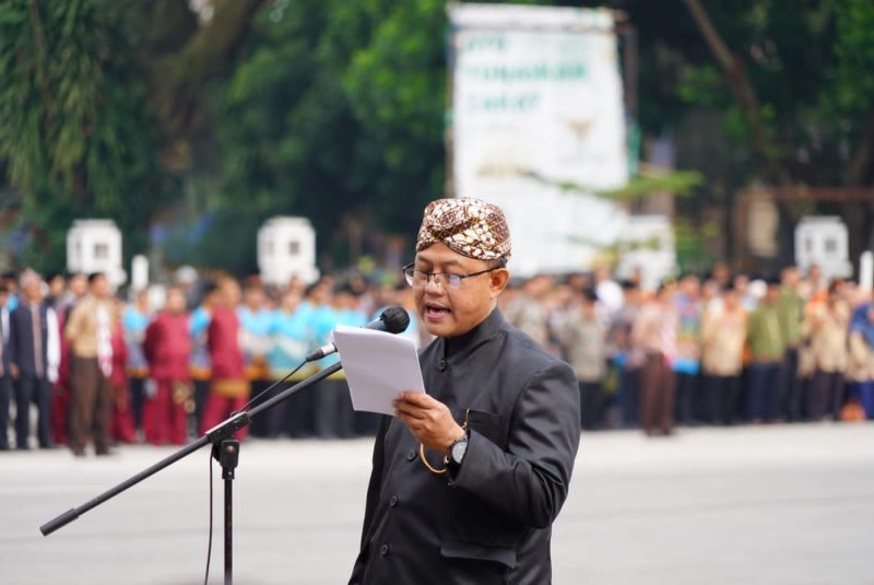 Kepala Kemanag Garut Drs H Cece Hidayat MSi saat memberikan sambutan dalam Upacara Peringatan Hari Amal Bhakti (HAB) Kementerian Agama ke-77 Tingkat Kabupaten Garut Tahun 2023,  bertempat di Lapangan Alun-Alun Garut, Kecamatan Garut Kota, Kabupaten Garut, Selasa (3/1/2023).