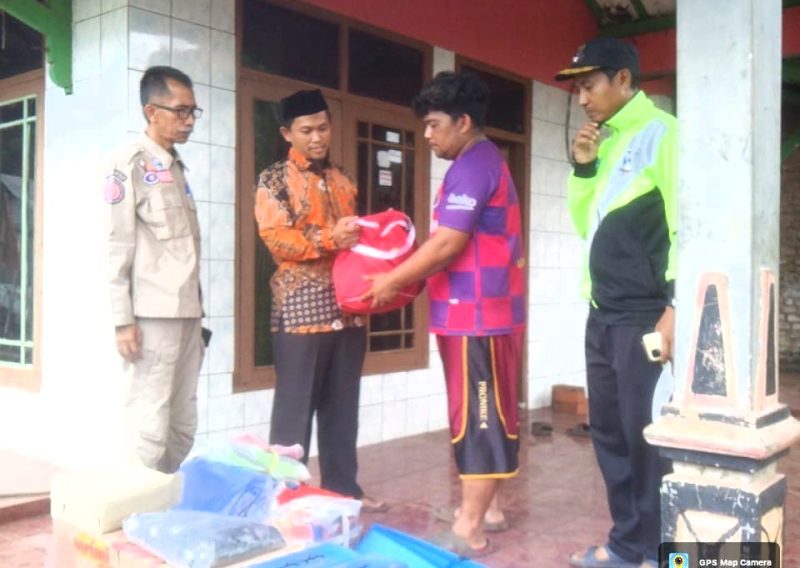 Anggota Fraksi PKS DPRD Kabupaten Hasan Basri, S.Ag menyerahkan bantuan bagi korban banjir di Desa Sirnajaya