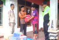 Anggota Fraksi PKS DPRD Kabupaten Hasan Basri, S.Ag menyerahkan bantuan bagi korban banjir di Desa Sirnajaya