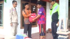 Anggota Fraksi PKS DPRD Kabupaten Hasan Basri, S.Ag menyerahkan bantuan bagi korban banjir di Desa Sirnajaya