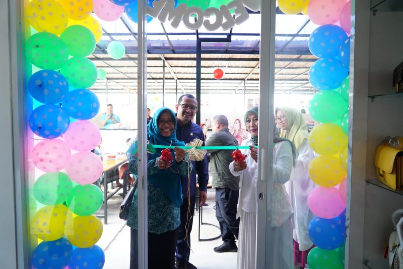 Wakil Bupati Garut, dr. Helmi Budiman, melihat-lihat koleksi dari D Match Boutique yang berlokasi di _Living Market_, Jalan Cimanuk, Kecamatan Garut Kota, Kabupaten Garut, Selasa (10/1/2023). (Foto : M. Ahdiansyah & Yogi Budiman/Diskominfo Garut)