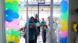 Wakil Bupati Garut, dr. Helmi Budiman, melihat-lihat koleksi dari D Match Boutique yang berlokasi di _Living Market_, Jalan Cimanuk, Kecamatan Garut Kota, Kabupaten Garut, Selasa (10/1/2023). (Foto : M. Ahdiansyah & Yogi Budiman/Diskominfo Garut)