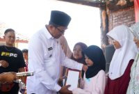 Wakil Bupati Garut, dr. Helmi Budiman menyerahkan secara simbolis santunan dari Forum Pemuda Peduli Garut kepada 20 anak yatim piatu yang dilaksanakan di Villa Guntur Sari, Jalan Cipanas Baru, Kecamatan Tarogong Kaler, Kabupaten Garut, Rabu (11/1/2023). (Foto: Moch Ahdiansyah/ Diskominfo Garut)