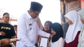 Wakil Bupati Garut, dr. Helmi Budiman menyerahkan secara simbolis santunan dari Forum Pemuda Peduli Garut kepada 20 anak yatim piatu yang dilaksanakan di Villa Guntur Sari, Jalan Cipanas Baru, Kecamatan Tarogong Kaler, Kabupaten Garut, Rabu (11/1/2023). (Foto: Moch Ahdiansyah/ Diskominfo Garut)