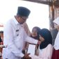 Wakil Bupati Garut, dr. Helmi Budiman menyerahkan secara simbolis santunan dari Forum Pemuda Peduli Garut kepada 20 anak yatim piatu yang dilaksanakan di Villa Guntur Sari, Jalan Cipanas Baru, Kecamatan Tarogong Kaler, Kabupaten Garut, Rabu (11/1/2023). (Foto: Moch Ahdiansyah/ Diskominfo Garut)