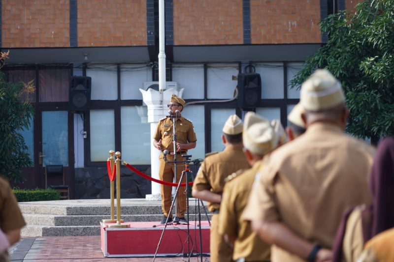 Wakil Bupati Garut, dr. Helmi Budiman, memberikan pengarahan dalam acara Apel Gabungan yang dilaksanakan di Lapangan Sekretariat Daerah (Setda) Garut, Jalan Pembangunan, Kecamatan Tarogong Kidul, Kabupaten Garut, Senin (16/1/2023). (Foto : M. Azi Zulhakim, Deni Septyan, & Rifa Fathudin/Diskominfo Garut).