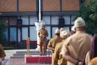 Wakil Bupati Garut, dr. Helmi Budiman, memberikan pengarahan dalam acara Apel Gabungan yang dilaksanakan di Lapangan Sekretariat Daerah (Setda) Garut, Jalan Pembangunan, Kecamatan Tarogong Kidul, Kabupaten Garut, Senin (16/1/2023). (Foto : M. Azi Zulhakim, Deni Septyan, & Rifa Fathudin/Diskominfo Garut).