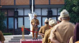 Wakil Bupati Garut, dr. Helmi Budiman, memberikan pengarahan dalam acara Apel Gabungan yang dilaksanakan di Lapangan Sekretariat Daerah (Setda) Garut, Jalan Pembangunan, Kecamatan Tarogong Kidul, Kabupaten Garut, Senin (16/1/2023). (Foto : M. Azi Zulhakim, Deni Septyan, & Rifa Fathudin/Diskominfo Garut).