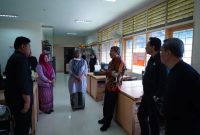 Bupati Garut saat melakukan inspeksi mendadak (sidak) di Dinas Pekerjaan Umum dan Penataan Ruang (PUPR) Kabupaten Garut yang berlokasi di Jalan Raya Samarang, Kecamatan Tarogong Kidul, Kabupaten Garut, Kamis (19/1/2023).
(Foto: Deni Seftiana/ Diskominfo Garut)