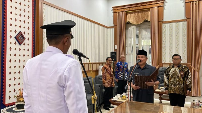 Bupati Garut, Rudy Gunawan melantik Kepala Desa Mekarwangi Pergantian Antar Waktu (PAW) yang bertempat di Ruang Pamengkang Pendopo, Jalan Kiansantang, Kecamatan Garut Kota, Kabupaten Garut, Jum'at (20/01/2023). (Foto: Deni Seftian/ Diskominfo Garut)