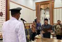 Bupati Garut, Rudy Gunawan melantik Kepala Desa Mekarwangi Pergantian Antar Waktu (PAW) yang bertempat di Ruang Pamengkang Pendopo, Jalan Kiansantang, Kecamatan Garut Kota, Kabupaten Garut, Jum'at (20/01/2023). (Foto: Deni Seftian/ Diskominfo Garut)