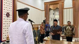 Bupati Garut, Rudy Gunawan melantik Kepala Desa Mekarwangi Pergantian Antar Waktu (PAW) yang bertempat di Ruang Pamengkang Pendopo, Jalan Kiansantang, Kecamatan Garut Kota, Kabupaten Garut, Jum'at (20/01/2023). (Foto: Deni Seftian/ Diskominfo Garut)