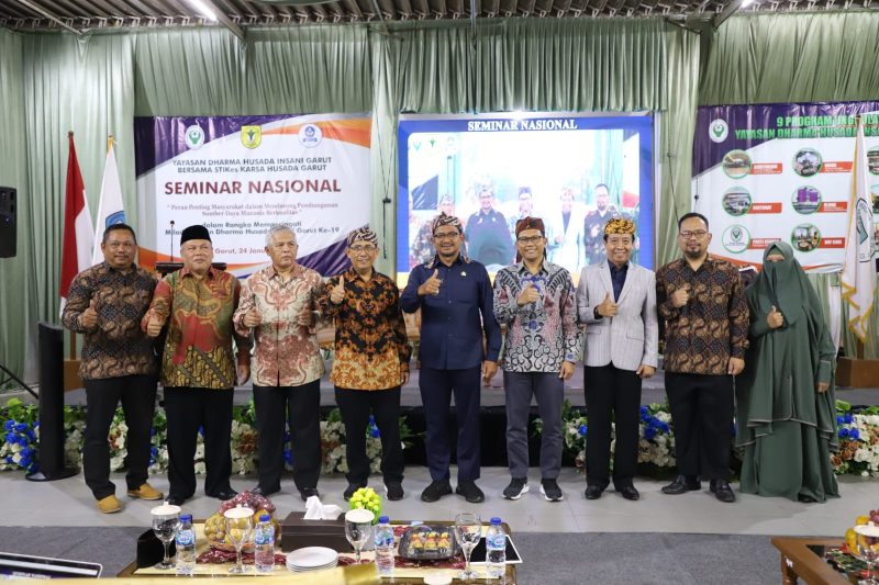 Wakil Bupati Garut, dr. Helmi Budiman, memberikan sambutan dalam acara Seminar Nasional dan Diskusi yang diselenggarakan oleh Yayasan Dharma Husada Insani, di Auditorium Kampus I STIKes Karsa Husada, Jalan Subyadinata, Kecamatan Tarogong Kidul, Kabupaten Garut, Selasa (24/1/2023). (Foto : Yogi Budiman, Ilham Kautsar Prawira, & M. Sofyan Fauzi/Diskominfo Garut).