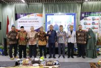 Wakil Bupati Garut, dr. Helmi Budiman, memberikan sambutan dalam acara Seminar Nasional dan Diskusi yang diselenggarakan oleh Yayasan Dharma Husada Insani, di Auditorium Kampus I STIKes Karsa Husada, Jalan Subyadinata, Kecamatan Tarogong Kidul, Kabupaten Garut, Selasa (24/1/2023). (Foto : Yogi Budiman, Ilham Kautsar Prawira, & M. Sofyan Fauzi/Diskominfo Garut).