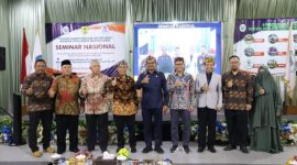 Wakil Bupati Garut, dr. Helmi Budiman, memberikan sambutan dalam acara Seminar Nasional dan Diskusi yang diselenggarakan oleh Yayasan Dharma Husada Insani, di Auditorium Kampus I STIKes Karsa Husada, Jalan Subyadinata, Kecamatan Tarogong Kidul, Kabupaten Garut, Selasa (24/1/2023). (Foto : Yogi Budiman, Ilham Kautsar Prawira, & M. Sofyan Fauzi/Diskominfo Garut).