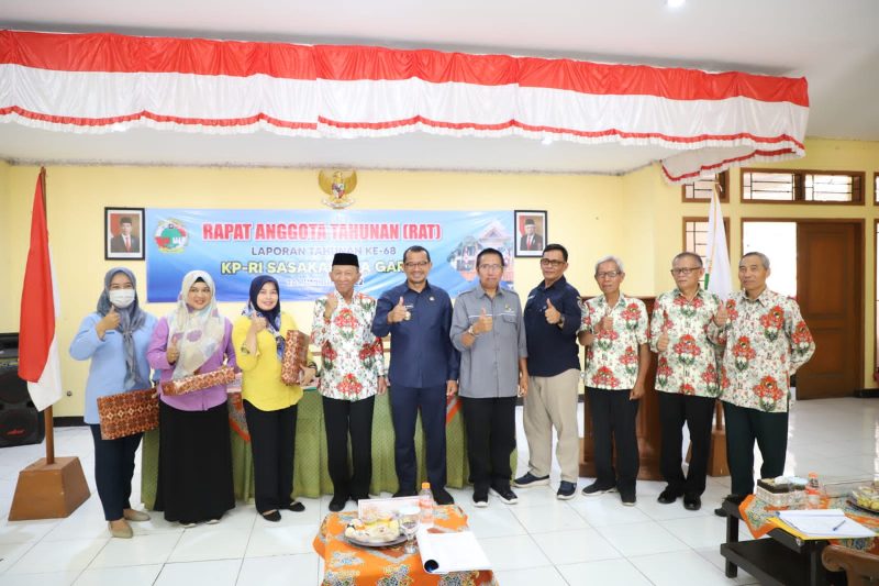 Wakil Bupati Garut, dr. Helmi Budiman menghadiri acara RAT 2022 KP-RI Sasakadana, di Gedung KP-RI Sasakadana, Jalan Patriot, Kecamatan Tarogong Kidul, Kabupaten Garut, Selasa (24/1/2023).

(Foto: Anggana Mulia/ Moch Ahdiansyah/ Diskominfo Garut)