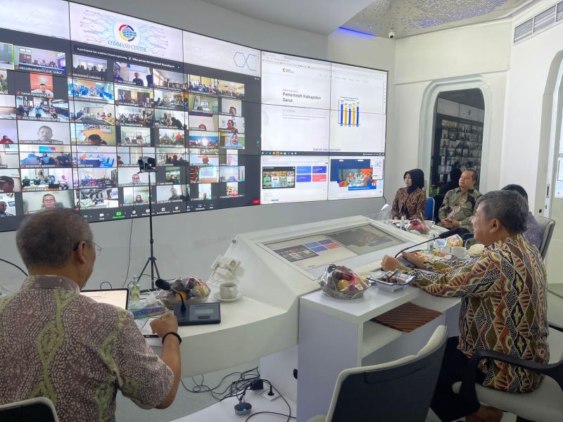 Bupati Garut, Rudy Gunawan, memberikan pengarahan dalam acara Pembukaan Musrenbang Penyusunan RKPD Kabupaten Garut Tahun 2024 tingkat Kecamatan, yang dilaksanakan secara virtual di Command Center, Kecamatan Garut Kota, Kabupaten Garut, Jum'at (27/1/2023). (Foto : Deni Septyan/Diskominfo Garut).