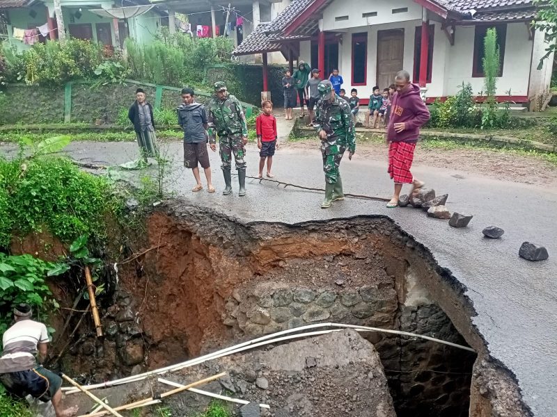 Kondisi terkini jalan jembatan di Kampung Cikalong, Desa Karangagung, Kecamatan Singajaya, Kabupaten Garut, yang mengalami amblas pada Minggu sore (29/1/2033). (Foto : Kecamatan Singajaya Kabupaten Garut).