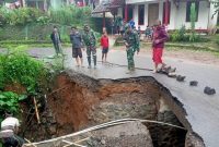 Kondisi terkini jalan jembatan di Kampung Cikalong, Desa Karangagung, Kecamatan Singajaya, Kabupaten Garut, yang mengalami amblas pada Minggu sore (29/1/2033). (Foto : Kecamatan Singajaya Kabupaten Garut).