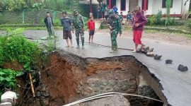 Kondisi terkini jalan jembatan di Kampung Cikalong, Desa Karangagung, Kecamatan Singajaya, Kabupaten Garut, yang mengalami amblas pada Minggu sore (29/1/2033). (Foto : Kecamatan Singajaya Kabupaten Garut).