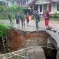 Kondisi terkini jalan jembatan di Kampung Cikalong, Desa Karangagung, Kecamatan Singajaya, Kabupaten Garut, yang mengalami amblas pada Minggu sore (29/1/2033). (Foto : Kecamatan Singajaya Kabupaten Garut).