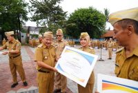 Pelaksanaan apel gabungan terbatas yang dilaksanakan di Lapangan Sekretariat Daerah (Setda), Jalan Pembangunan, Kecamatan Tarogong Kidul, Kabupaten Garut, Senin (30/1/2023). (Foto: Deni Seftiana/ Sofyan Fauzi/ Diskominfo Garut)