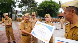 Pelaksanaan apel gabungan terbatas yang dilaksanakan di Lapangan Sekretariat Daerah (Setda), Jalan Pembangunan, Kecamatan Tarogong Kidul, Kabupaten Garut, Senin (30/1/2023). (Foto: Deni Seftiana/ Sofyan Fauzi/ Diskominfo Garut)