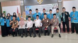 POTO BERSAMA. Jajaran Pengurus DPD FKPQ Kabupaten Poto bersama dengan Wakil Bupati Garut dr Helmi Budiman dan Kepala Kemenag Garut Dr H Cece Hidayat MSi, Kepala Bakesbangpol Garut H Nurrodhin MSi dan Kabag Kesra Setda Garut Hj Mekarwati, usai Musyawarah Kerja Daerah (Mukerda) Tahun 2023, di Aula Kantor Kemenag Garut, Rabu (18/1/2023)