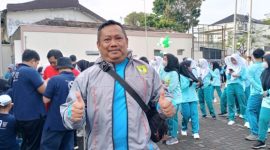 Ketua Stikes Karsa Husada Garut H. Engkus Kusnadi, SKep., MKes, saat ditemui dalam kegiatan Jalan Sehat memperingati Milad ke-19 Yayasan Dharma Husada Insani Garut di Kampus 2 STIKes Karsa Husada Garut, Rabu (25/1/2023)