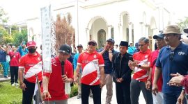 Ketua Pembina Yayasan Dharma Husada Insani Garut Dr. H. Hadiat., MA membuka kegiatan Jalan Sehat bagian dari rangkaian kegiatan Milad ke 19 Yayasan Dharma Husada Insani Garut, di Kampus 2 STIKes Karsa Husada Garut, Rabu (25/1/2023)