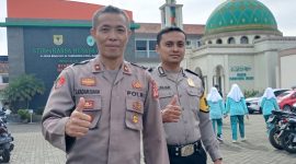 PENGAMANAN. Kapolsek Tarogong Kidul, Kompol alit Kadarusman, S.Pd. M.Si beserta Personil usai melakukan pengamanan kegiatan Jalan Sehat Milad ke-19 Yayasan Dharma Husada Insani Garut di Kampus 2 STIKes Karsa Husada Garut, Rabu (25/1/2023)