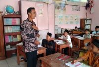 Kepala Cabang PGRI Pangatikan Dede Sukarwan mengatakan, Sangat mendukung   Siswa sekolah dilarang membawa mainan lato-lato ke Sekolah guna memastikan kegiatan belajar mengajar tidak terganggu. Jum'at ( 13/01/2023 ).
