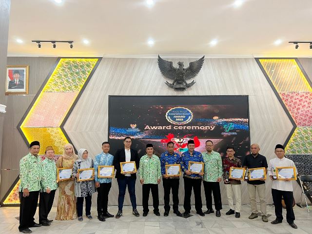 SERAHKAN. Pimpinan Baznas Garut menyerahkan penghargaan kepada salah satu Muzzaki  di Pendopo Garut, Selasa (17/1/2023)