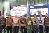 Ketua Pembina Yayasan Dharma Husada Insani Garut Dr. H. Hadiat., M.A poto bersama dengan para narasumber usai seminar Nasional, di Audiotarium STIKes Karsa Husada Garut, Selasa (24/1/2023)