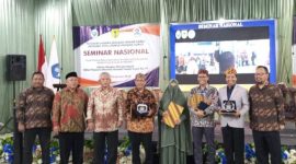 Ketua Pembina Yayasan Dharma Husada Insani Garut Dr. H. Hadiat., M.A poto bersama dengan para narasumber usai seminar Nasional, di Audiotarium STIKes Karsa Husada Garut, Selasa (24/1/2023)