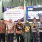 Ketua Pembina Yayasan Dharma Husada Insani Garut Dr. H. Hadiat., M.A poto bersama dengan para narasumber usai seminar Nasional, di Audiotarium STIKes Karsa Husada Garut, Selasa (24/1/2023)