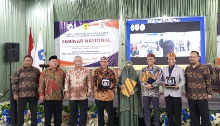 Ketua Pembina Yayasan Dharma Husada Insani Garut Dr. H. Hadiat., M.A poto bersama dengan para narasumber usai seminar Nasional, di Audiotarium STIKes Karsa Husada Garut, Selasa (24/1/2023)