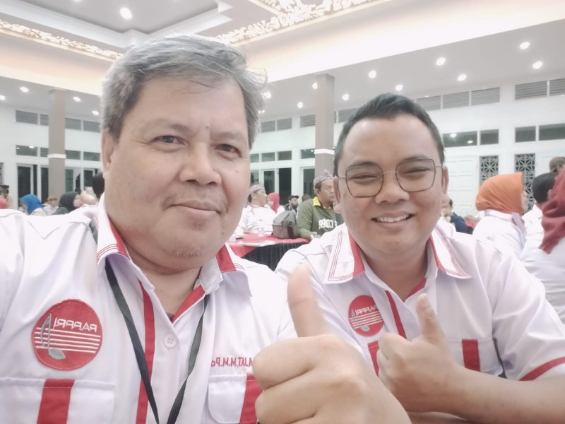 Anggota Dewan Pembina DPC PAPPRI Kabupaten Garut H Yudhistira Handikadireja Poto bersama Wakil ketua PAPPRI Kabupaten Garut Asep Sudrajat usai Pelantikan DPC PAPPRI Kabupaten Garut Periode 2022-2027, di Gedung Pendopo Garut, Jalan Kabupaten, Kecamatan Garut Kota, Kabupaten Garut, Senin (27/2/2023).