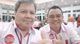 Anggota Dewan Pembina DPC PAPPRI Kabupaten Garut H Yudhistira Handikadireja Poto bersama Wakil ketua PAPPRI Kabupaten Garut Asep Sudrajat usai Pelantikan DPC PAPPRI Kabupaten Garut Periode 2022-2027, di Gedung Pendopo Garut, Jalan Kabupaten, Kecamatan Garut Kota, Kabupaten Garut, Senin (27/2/2023).