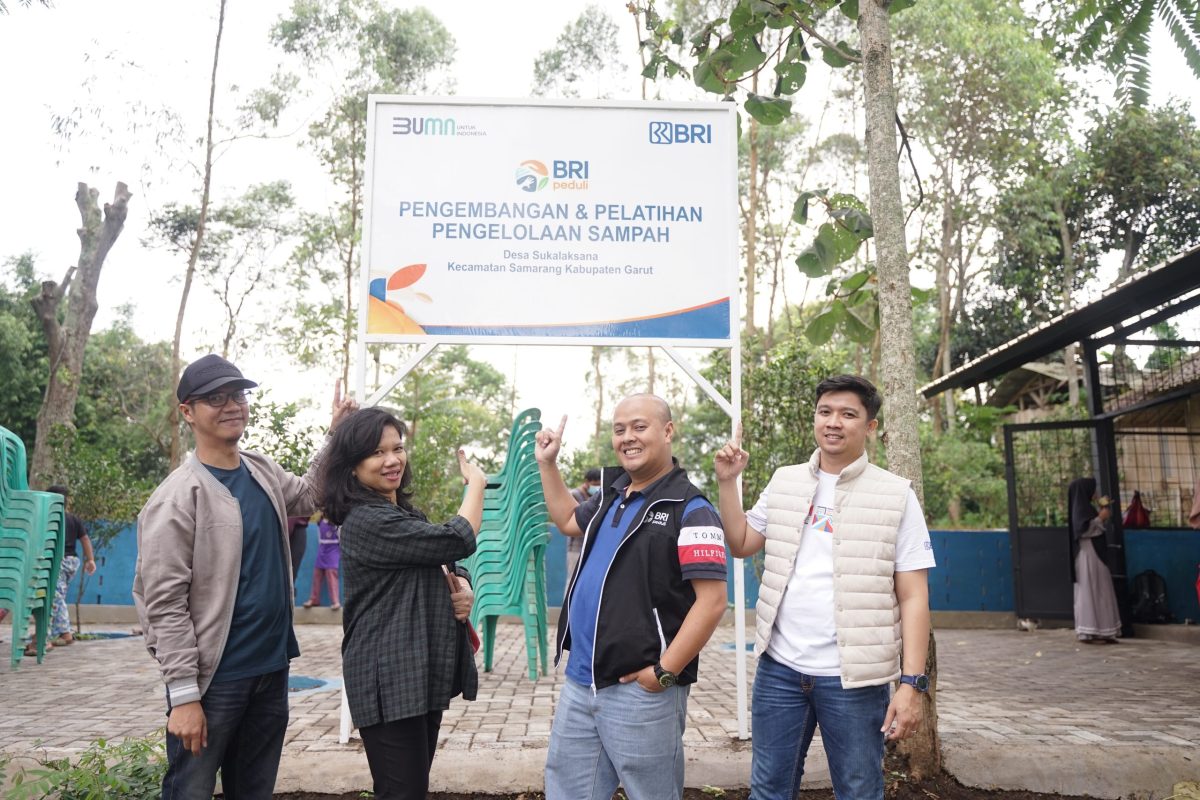 BRI Menyealurkan Program TJSL berupa pengembangand an Pelatihan Pengelolaan Samah di Desa Sukalaksana, Sabtu (11/2/2023)
