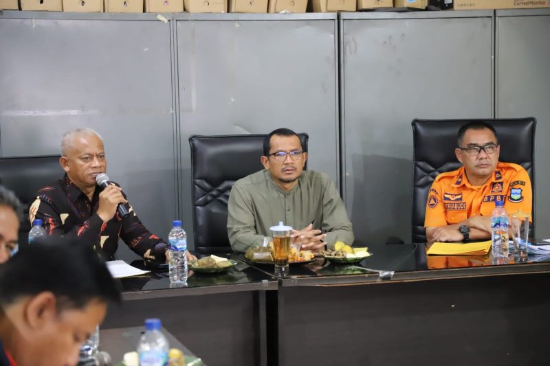 Wakil Bupati Garut, dr. Helmi Budiman memimpin Rapat Koordinasi Penetapan Status Bencana Gempa Bumi di Kabupaten Garut, berlangsung di Kantor BPBD Garut, Jalan Terusan Pahlawan, Kecamatan Tarogong Kidul, Kabupaten Garut, Kamis malam (2/2/2023). (Foto: Yogi Budiman/ Diskominfo Garut)