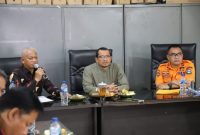 Wakil Bupati Garut, dr. Helmi Budiman memimpin Rapat Koordinasi Penetapan Status Bencana Gempa Bumi di Kabupaten Garut, berlangsung di Kantor BPBD Garut, Jalan Terusan Pahlawan, Kecamatan Tarogong Kidul, Kabupaten Garut, Kamis malam (2/2/2023). (Foto: Yogi Budiman/ Diskominfo Garut)